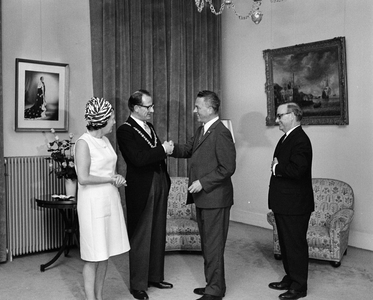 850796 Afbeelding van de receptie ter gelegenheid van de ambtsaanvaarding van de nieuwe burgemeester van Utrecht H.G.I. ...